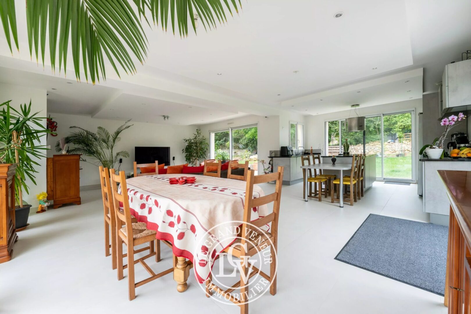 À 8MN DE MELUN – VILLA CONTEMPORAINE DE 205M² – 6 CHAMBRES – SOUS SOL TOTAL – JARDIN PAYSAGER DE 1045M²