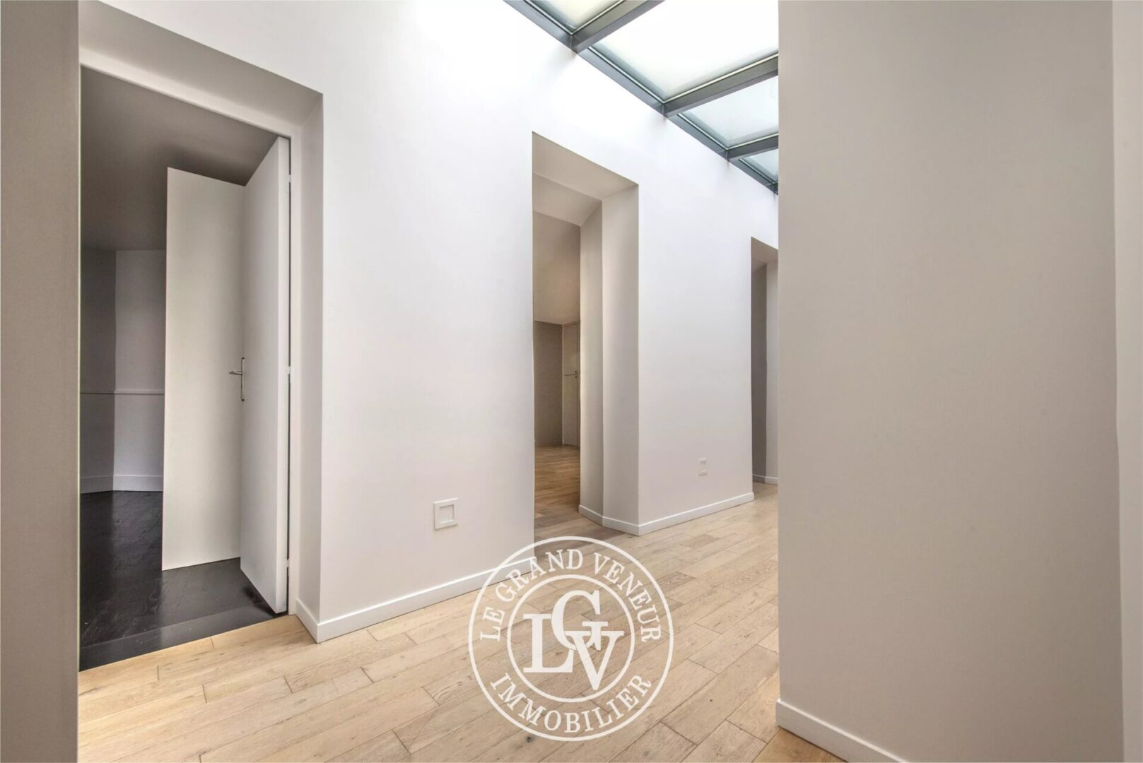 FONTAINEBLEAU – APPARTEMENT SPACIEUX DE 182 M² AVEC PATIO