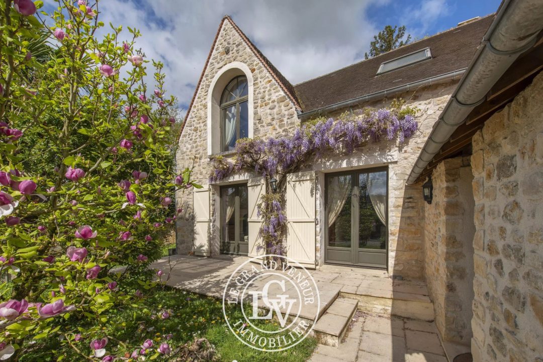 SOUS PROMESSE – CHARMANTE MAISON EN PIERRE ET SON JARDIN BUCCOLIQUE