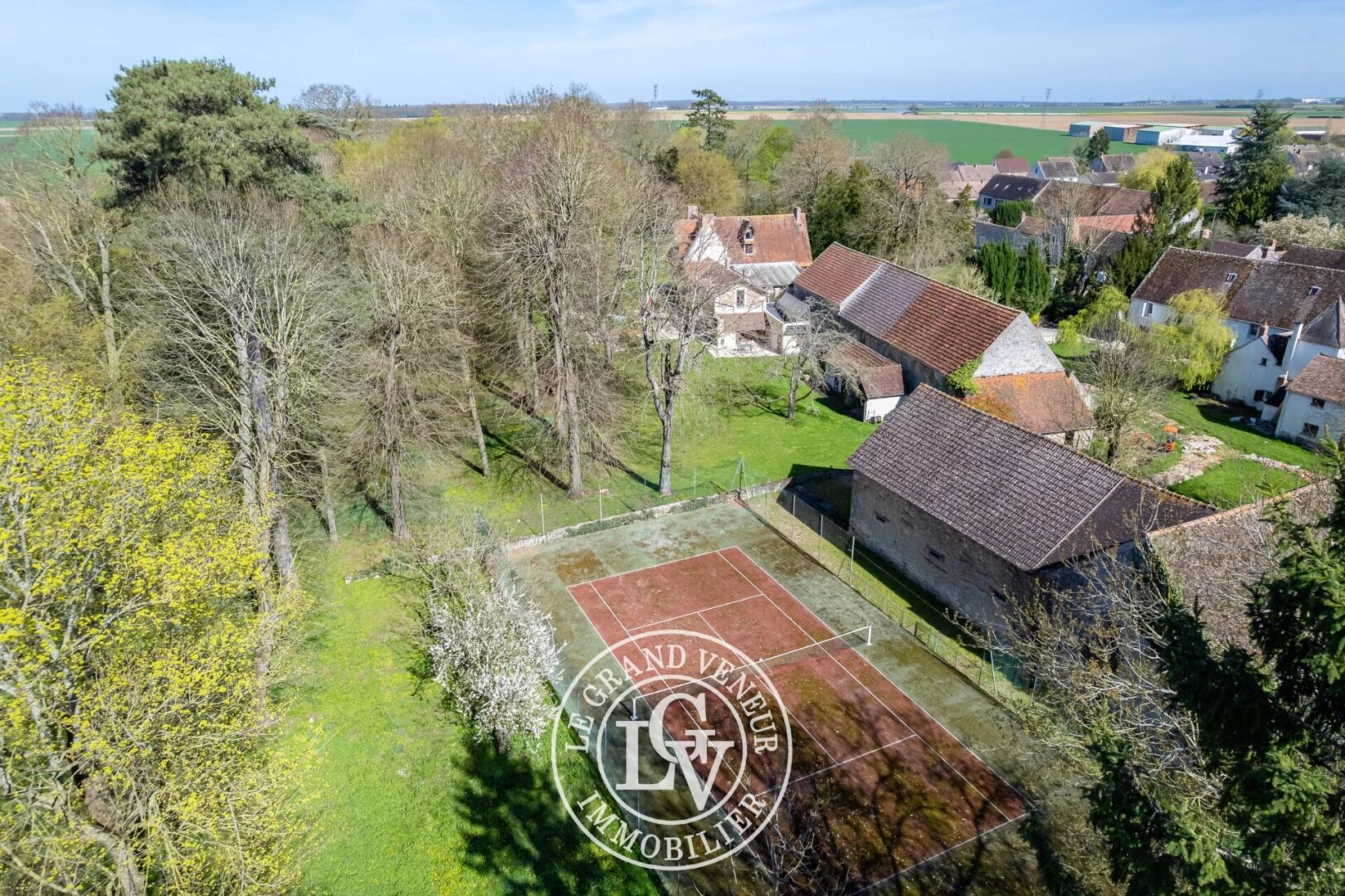 DEMEURE DE CHARME – 6 CHAMBRES – BUREAU – 3 SALLES DE BAINS – PISCINE – TENNIS- PARC PAYSAGER DE 24 500M²