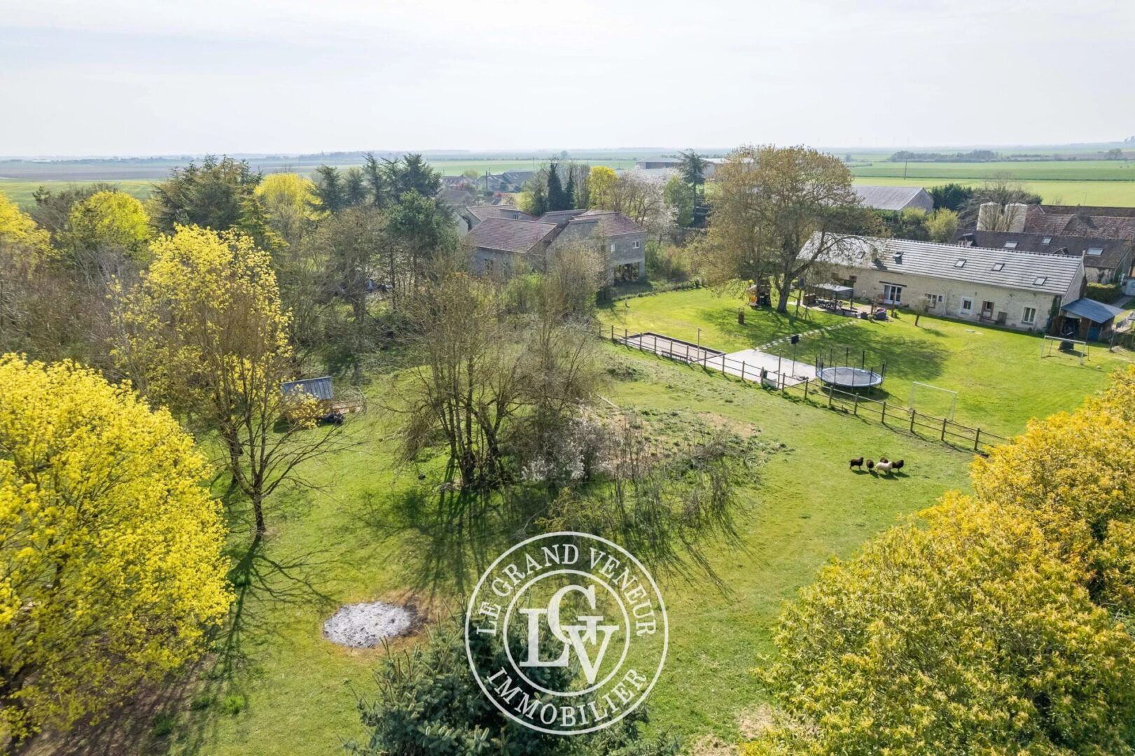 20 MIN DE NEMOURS – À BEAUMONT DU GATINAIS – PROPRIÉTÉ COMPRENANT DEUX LONGÈRES RÉNOVÉES – 8 CHAMBRES-  7 325 M² DE TERRAIN