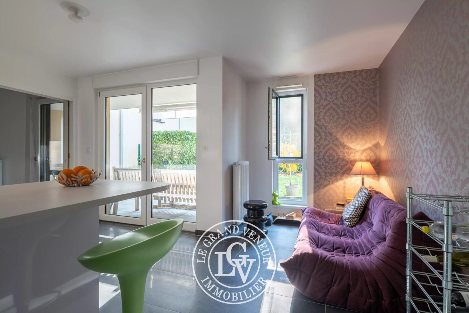 FONTAINEBLEAU – ÉLÉGANT APPARTEMENT DE 93M2 AVEC TERRASSE, JARDIN ET STATIONNEMENT PRIVATIFS DANS RÉSIDENCE RÉCENTE ET SÉCURISÉE – 2 CHAMBRES