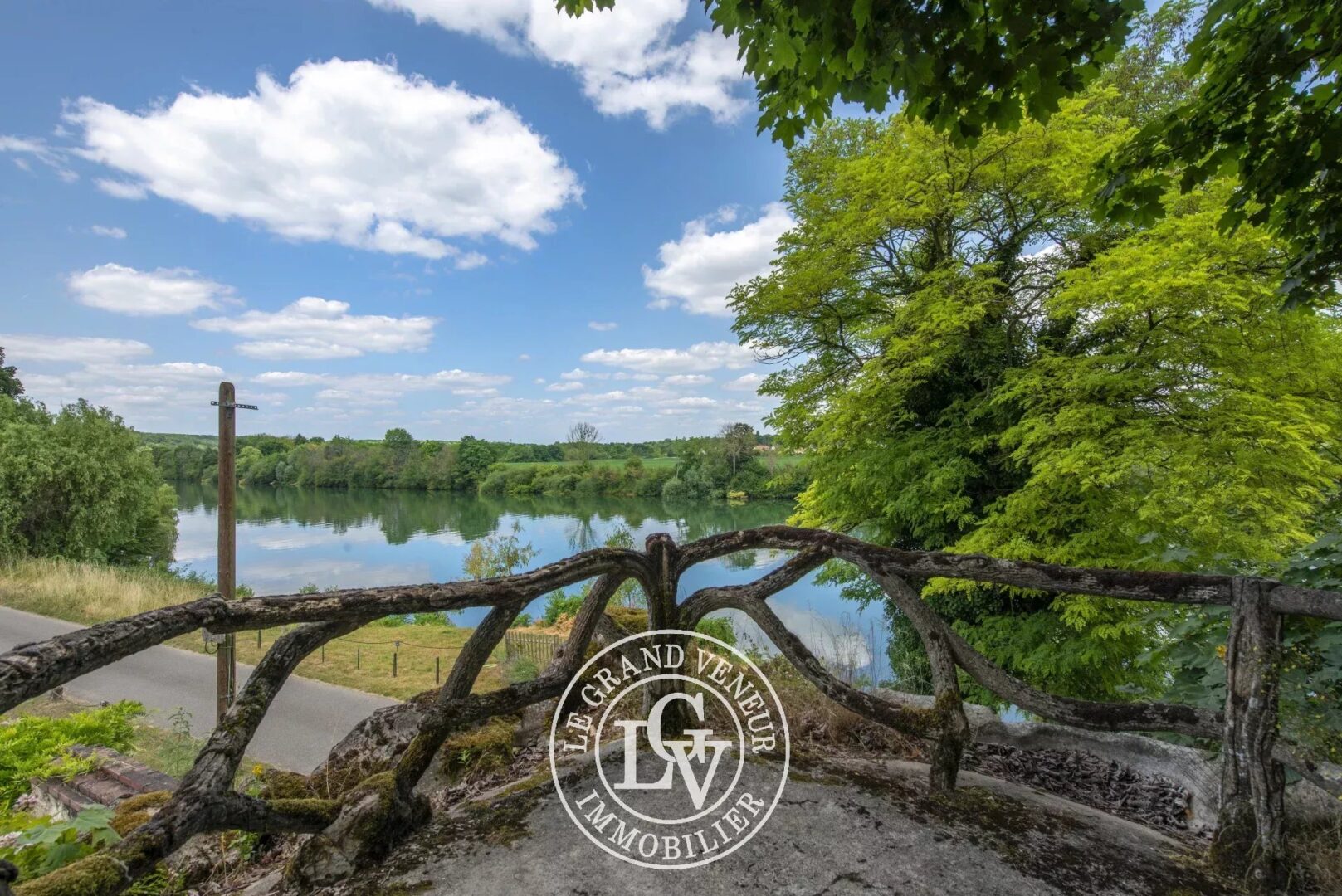 BOIS LE ROI – BORD DE SEINE – PROPRIÉTÉ DANS UN UN CADRE NATUREL EXCEPTIONNEL