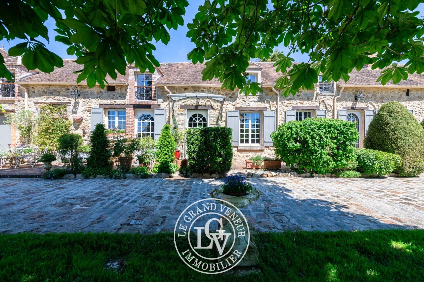 A 30 MINUTES DE FONTAINEBLEAU – FERME DE CARACTÈRE DU XIXᵉ SIÈCLE AVEC PISCINE – RÉNOVATION D&rsquo;EXCEPTION SUR UN DOMAINE PRIVÉ DE 6 200 M²