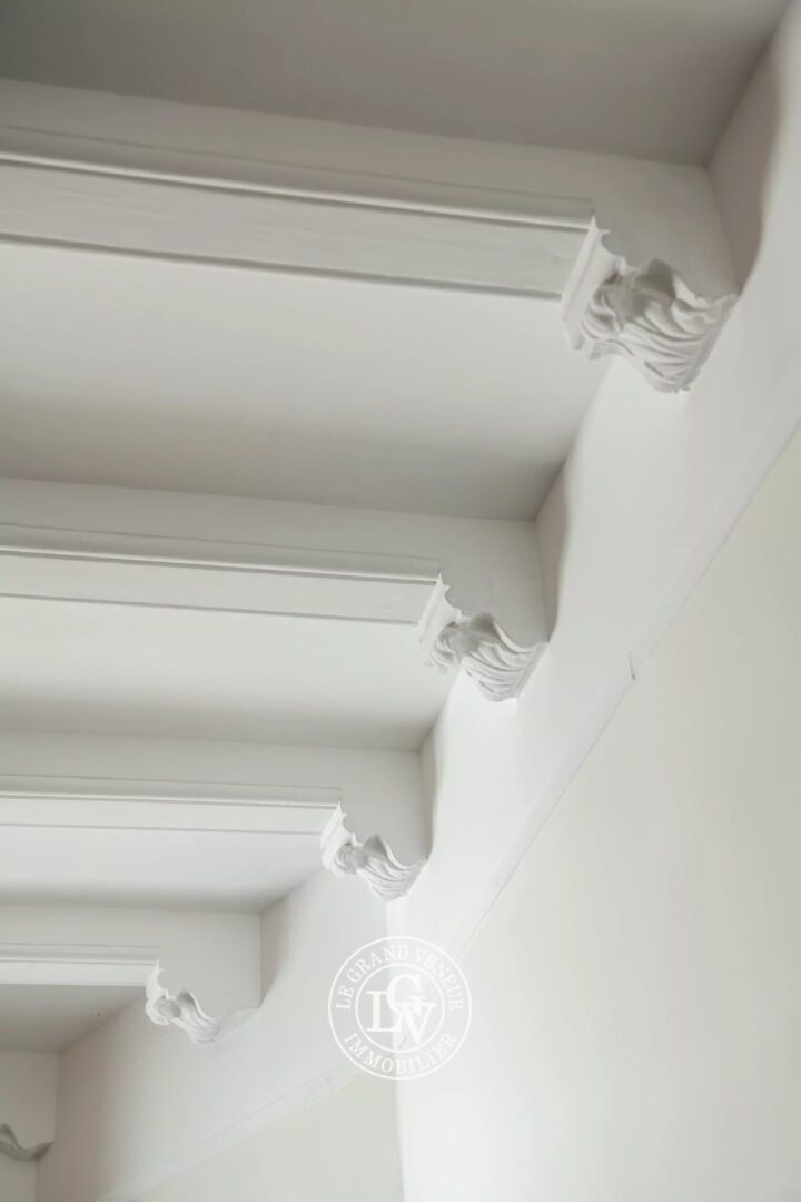 FONTAINEBLEAU – MAISON DE VILLE RÉNOVÉE DE 98M2 –  4 CHAMBRES, TERRASSE, À DEUX PAS DU CENTRE