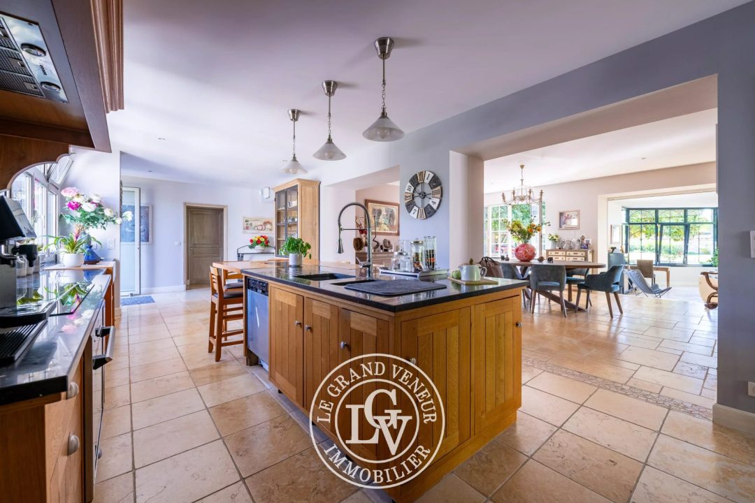 PROCHE FONTAINEBLEAU – BOURRON MARLOTTE – LONGÈRE D&rsquo;EXCEPTION DE 414 M² AVEC PISCINE COUVERTE ET SON PARC DE 2575 M²