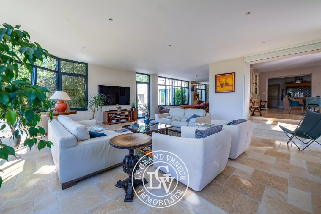 PROCHE FONTAINEBLEAU – BOURRON MARLOTTE – LONGÈRE D&rsquo;EXCEPTION DE 414 M² AVEC PISCINE COUVERTE ET SON PARC DE 2575 M²