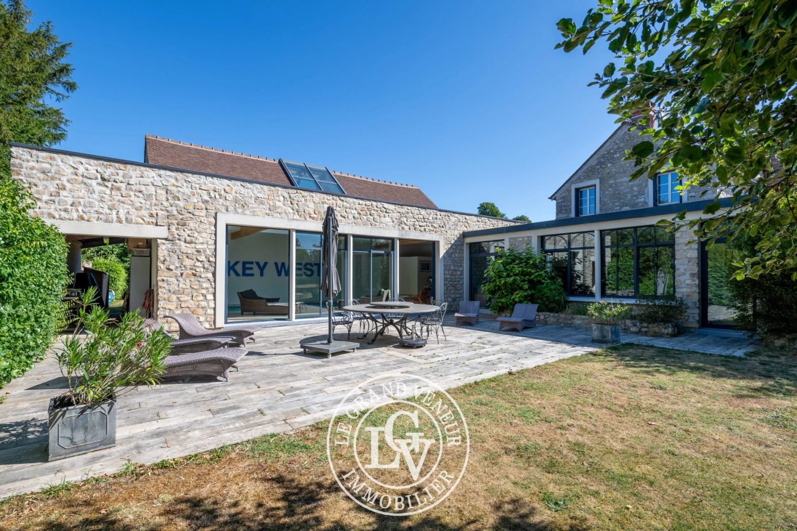 PROCHE FONTAINEBLEAU – BOURRON MARLOTTE – LONGÈRE D’EXCEPTION DE 414 M² AVEC PISCINE COUVERTE ET SON PARC DE 2575 M²