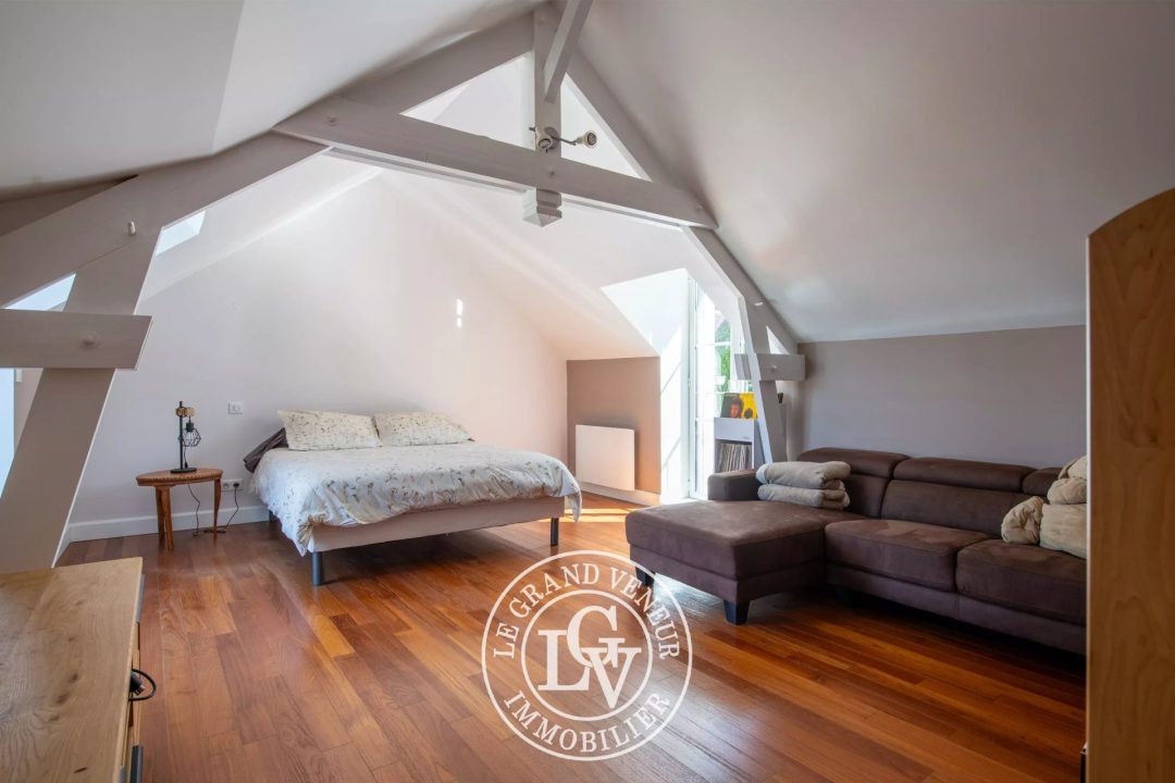 PROCHE FONTAINEBLEAU – BOURRON MARLOTTE – LONGÈRE D&rsquo;EXCEPTION DE 414 M² AVEC PISCINE COUVERTE ET SON PARC DE 2575 M²