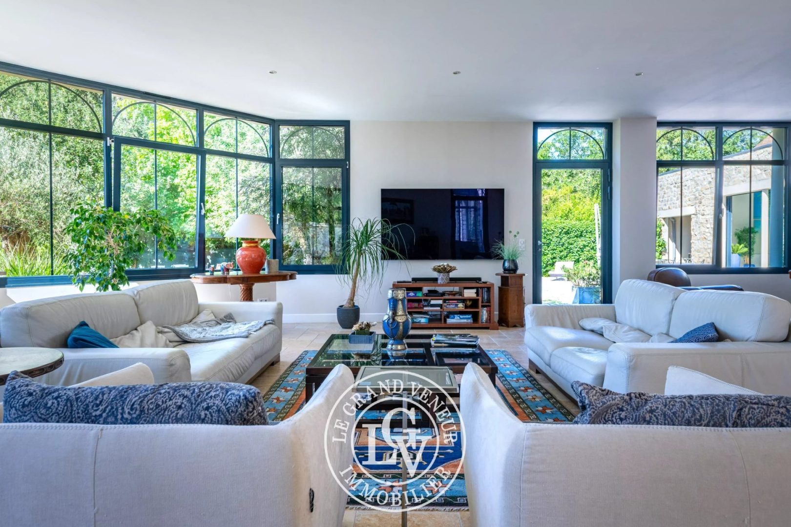 PROCHE FONTAINEBLEAU – BOURRON MARLOTTE – LONGÈRE D’EXCEPTION DE 414 M² AVEC PISCINE COUVERTE ET SON PARC DE 2575 M²