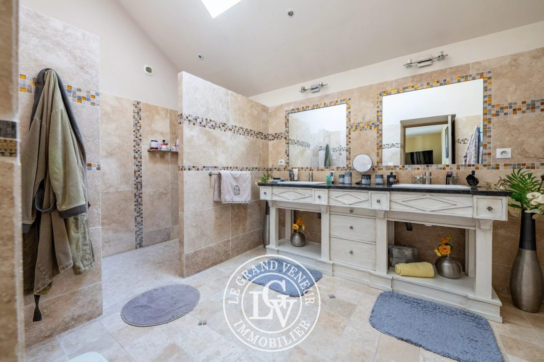PROCHE FONTAINEBLEAU – BOURRON MARLOTTE – LONGÈRE D&rsquo;EXCEPTION DE 414 M² AVEC PISCINE COUVERTE ET SON PARC DE 2575 M²