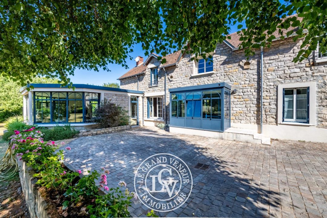 PROCHE FONTAINEBLEAU – BOURRON MARLOTTE – LONGÈRE D&rsquo;EXCEPTION DE 414 M² AVEC PISCINE COUVERTE ET SON PARC DE 2575 M²