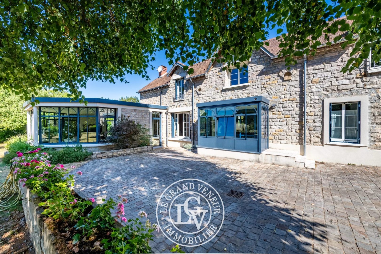 PROCHE FONTAINEBLEAU – BOURRON MARLOTTE – LONGÈRE D’EXCEPTION DE 414 M² AVEC PISCINE COUVERTE ET SON PARC DE 2575 M²