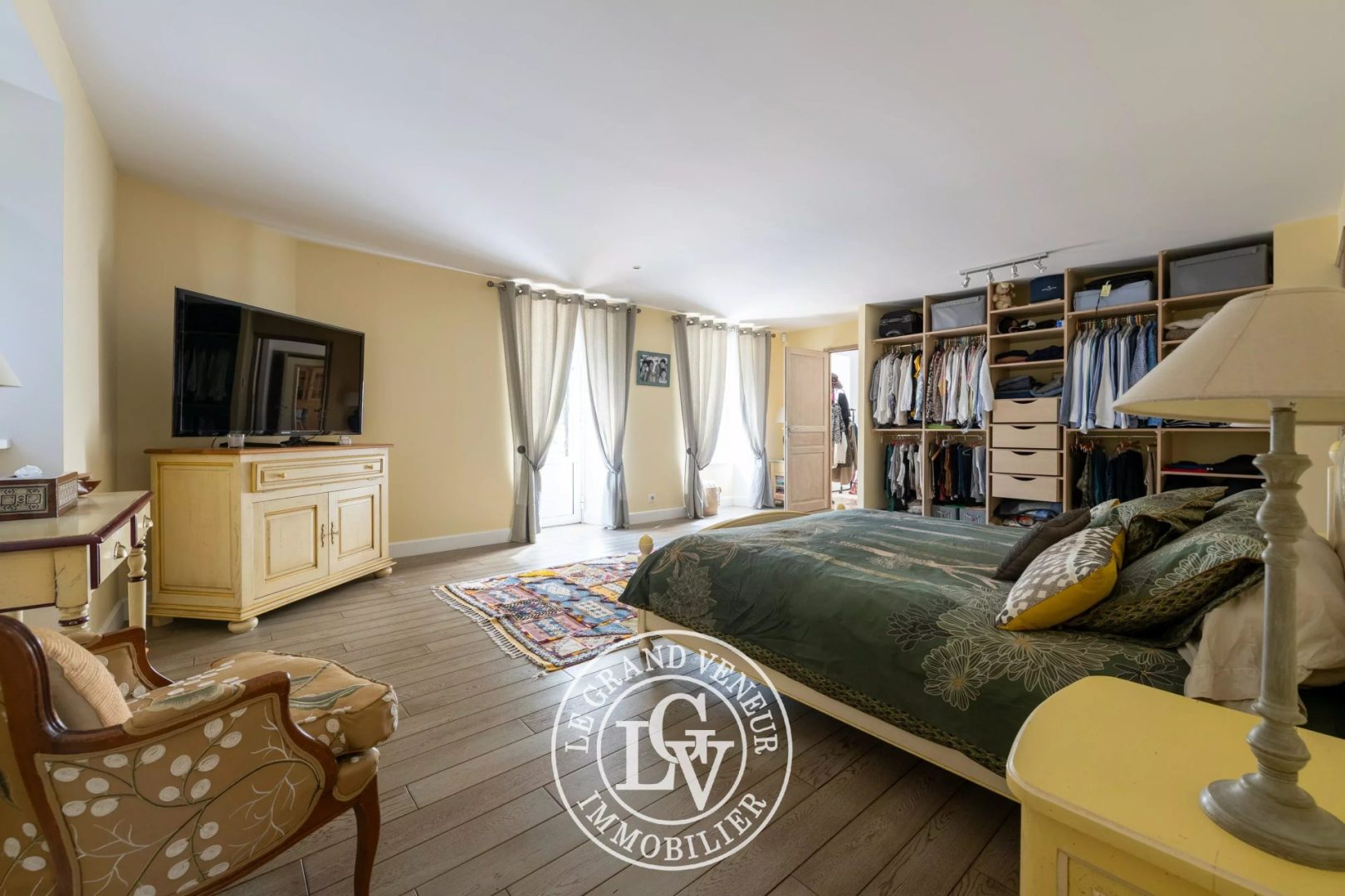 PROCHE FONTAINEBLEAU – BOURRON MARLOTTE – LONGÈRE D’EXCEPTION DE 414 M² AVEC PISCINE COUVERTE ET SON PARC DE 2575 M²