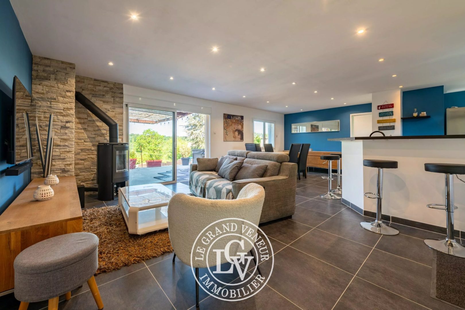 À SAMOREAU- MAISON DE PLAIN PIED – SPA- CARPORT – SOUS SOL- JARDIN DE 717M²
