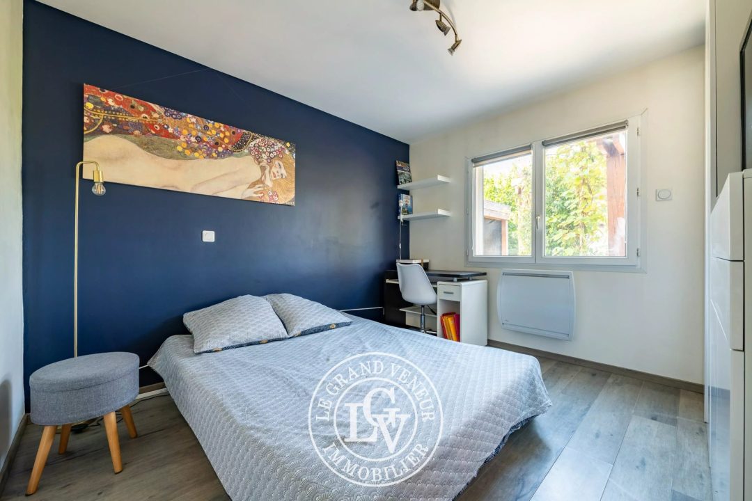 À SAMOREAU- MAISON DE PLAIN PIED – SPA-  CARPORT – SOUS SOL- JARDIN DE 717M²