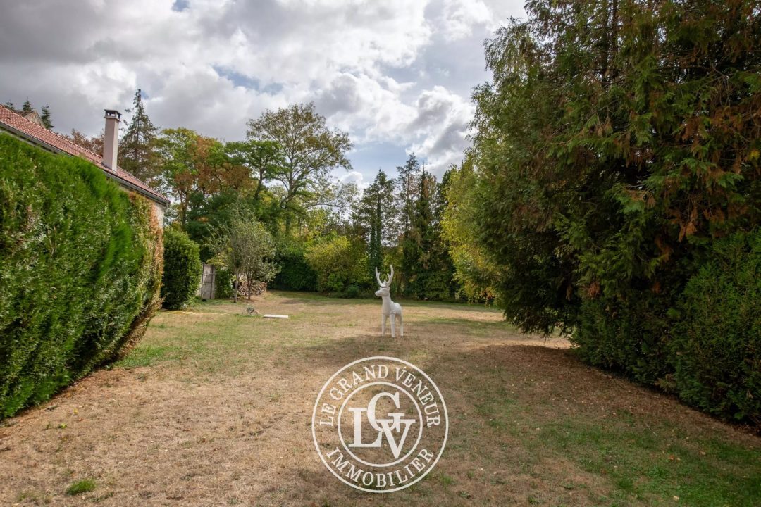 PROCHE FONTAINEBLEAU – PROPRIÉTÉ DE CARACTÈRE AVEC PISCINE ET MAISON DE GARDIEN SUR UN BEAU TERRAIN DE 5 500 M²