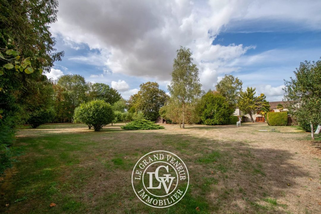 PROCHE FONTAINEBLEAU – PROPRIÉTÉ DE CARACTÈRE AVEC PISCINE ET MAISON DE GARDIEN SUR UN BEAU TERRAIN DE 5 500 M²