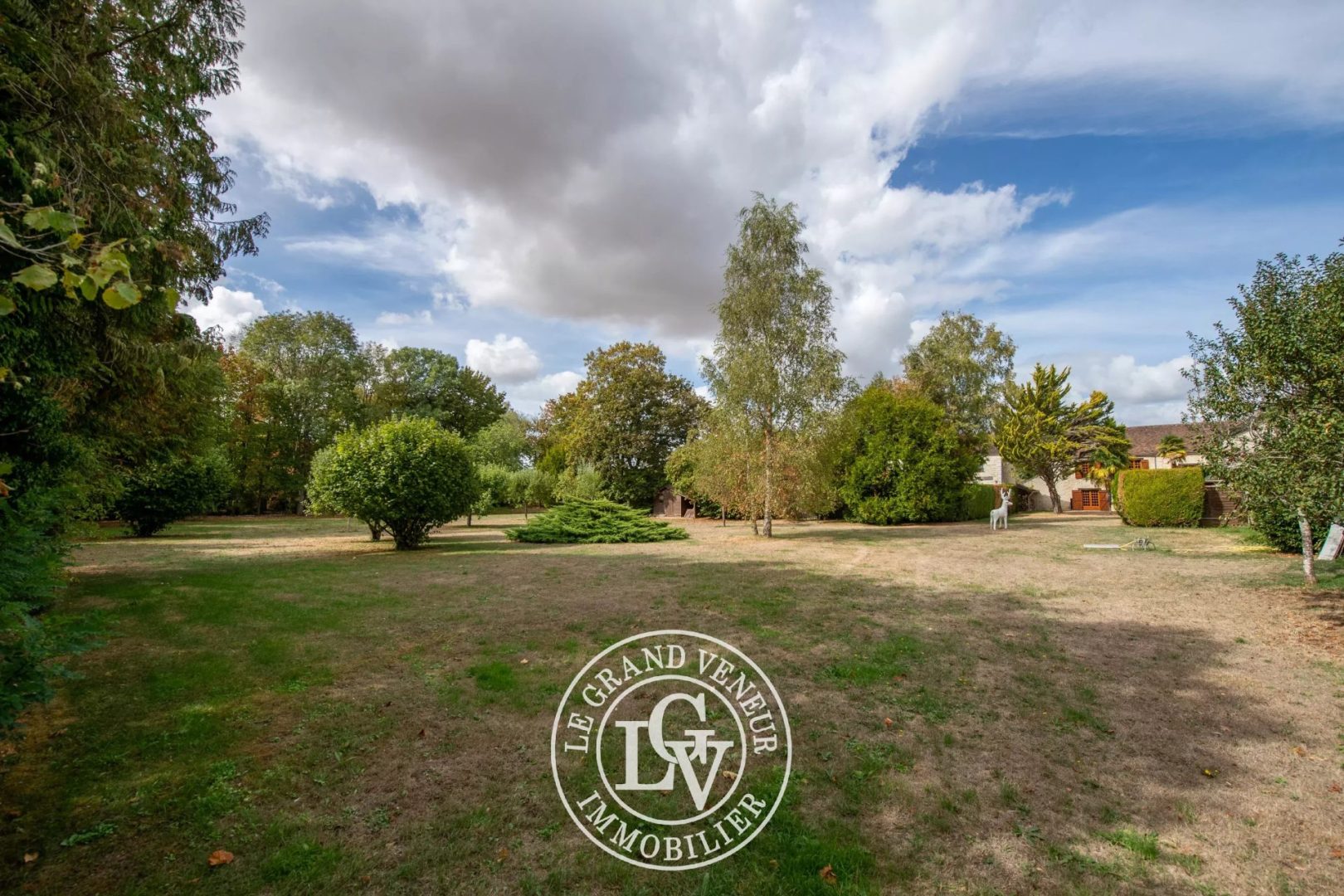 PROCHE FONTAINEBLEAU – PROPRIÉTÉ DE CARACTÈRE AVEC PISCINE ET MAISON DE GARDIEN SUR UN BEAU TERRAIN DE 5 500 M²