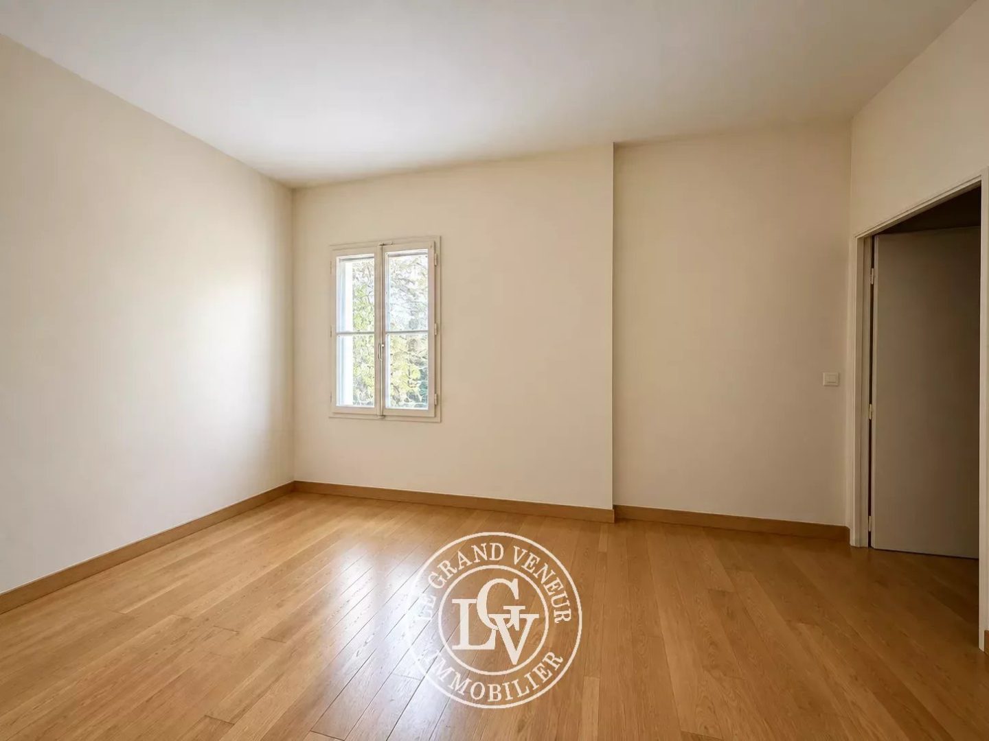 FONTAINEBLEAU – HYPER-CENTRE – APPARTEMENT FAMILIAL DE 106 M² AVEC ASCENSEUR, CAVE ET BOX
