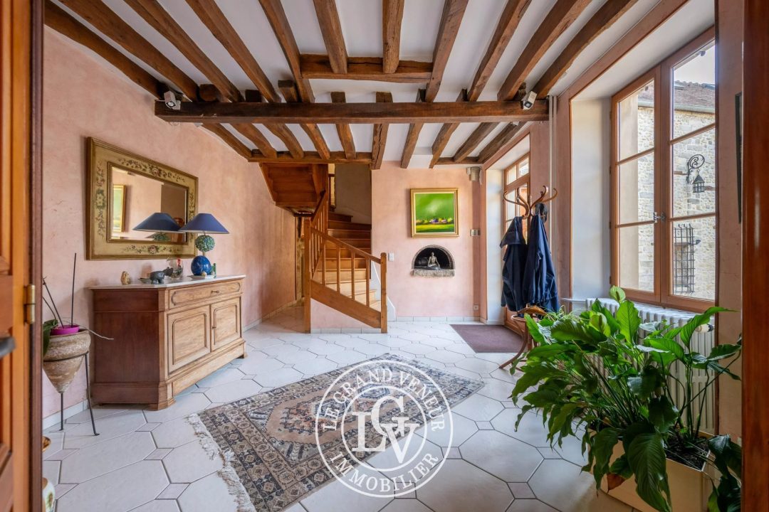 PROCHE FONTAINEBLEAU – PROPRIÉTÉ DE CARACTÈRE AVEC PISCINE ET MAISON DE GARDIEN SUR UN BEAU TERRAIN DE 5 500 M²