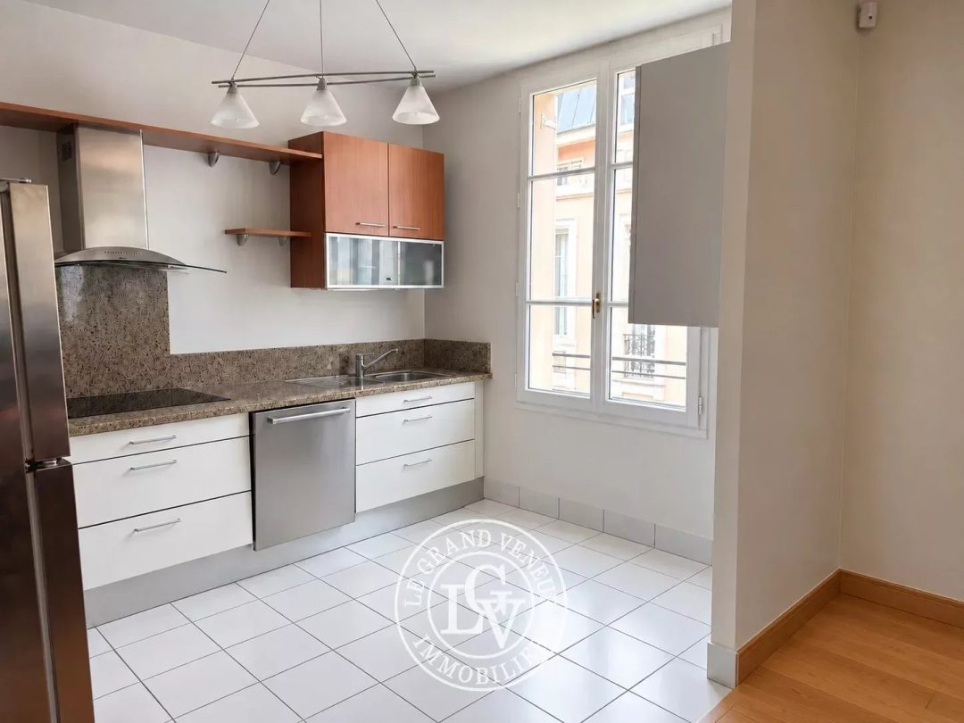 FONTAINEBLEAU – HYPER-CENTRE – APPARTEMENT FAMILIAL DE 106 M² AVEC ASCENSEUR, CAVE ET BOX