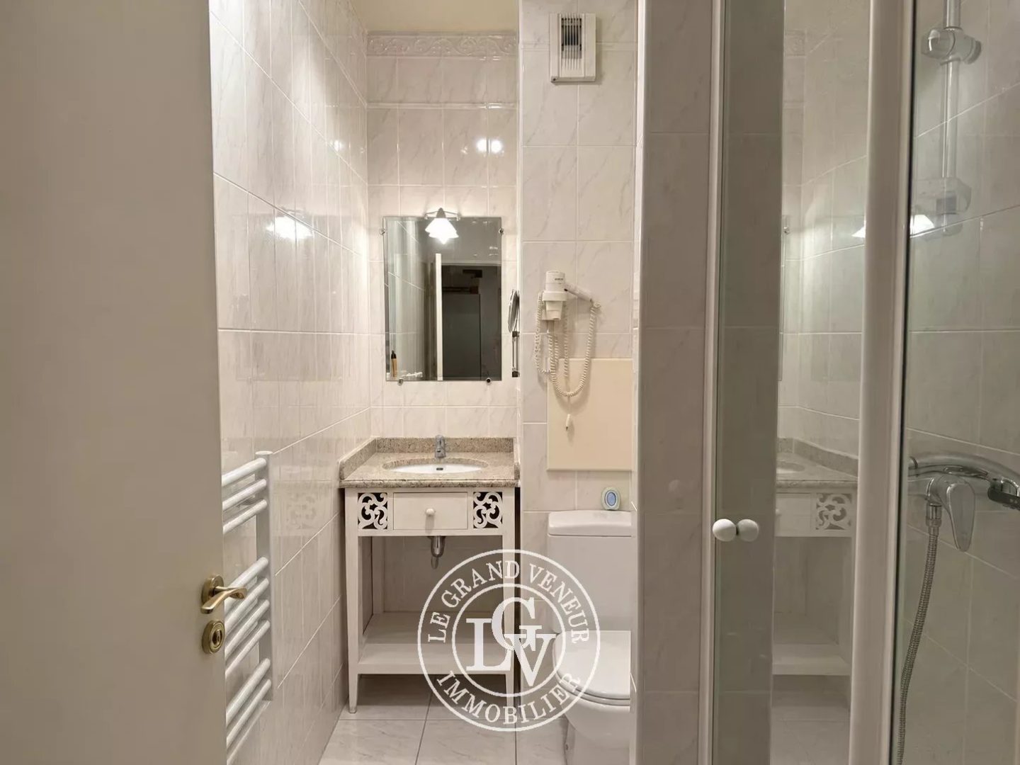 FONTAINEBLEAU – HYPER-CENTRE – APPARTEMENT FAMILIAL DE 106 M² AVEC ASCENSEUR, CAVE ET BOX