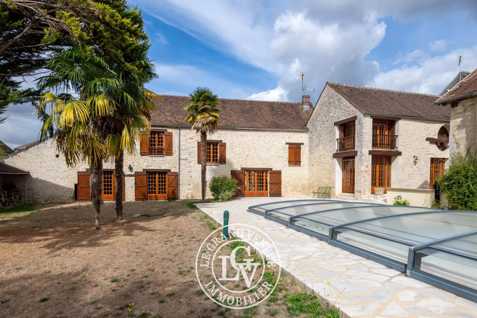 PROCHE FONTAINEBLEAU – PROPRIÉTÉ DE CARACTÈRE AVEC PISCINE ET MAISON DE GARDIEN SUR UN BEAU TERRAIN DE 5 500 M²