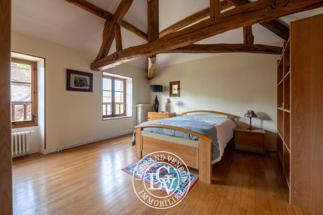 PROCHE FONTAINEBLEAU – PROPRIÉTÉ DE CARACTÈRE AVEC PISCINE ET MAISON DE GARDIEN SUR UN BEAU TERRAIN DE 5 500 M²