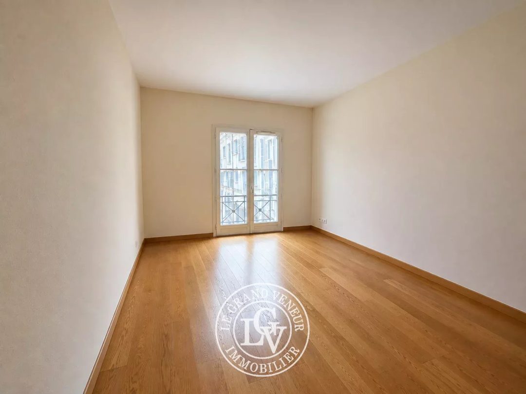 FONTAINEBLEAU – HYPER-CENTRE – APPARTEMENT FAMILIAL DE 106 M² AVEC ASCENSEUR, CAVE ET BOX