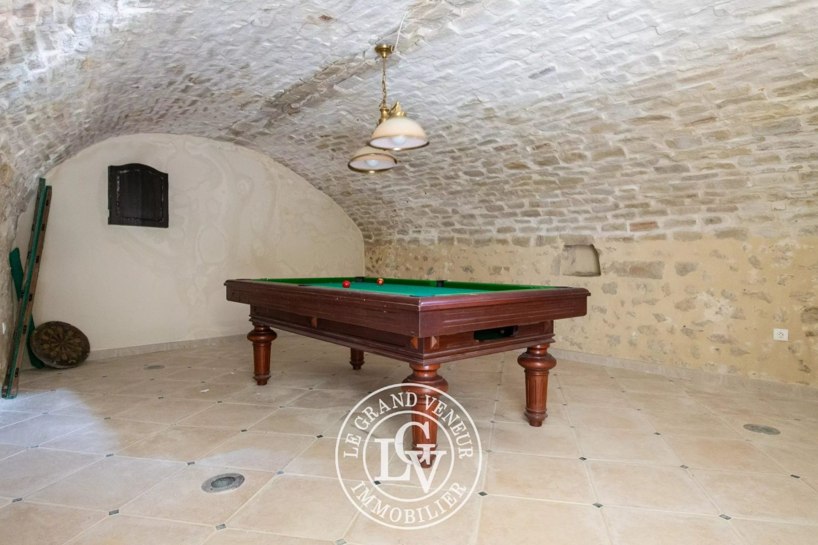 PROCHE FONTAINEBLEAU – PROPRIÉTÉ DE CARACTÈRE AVEC PISCINE ET MAISON DE GARDIEN SUR UN BEAU TERRAIN DE 5 500 M²