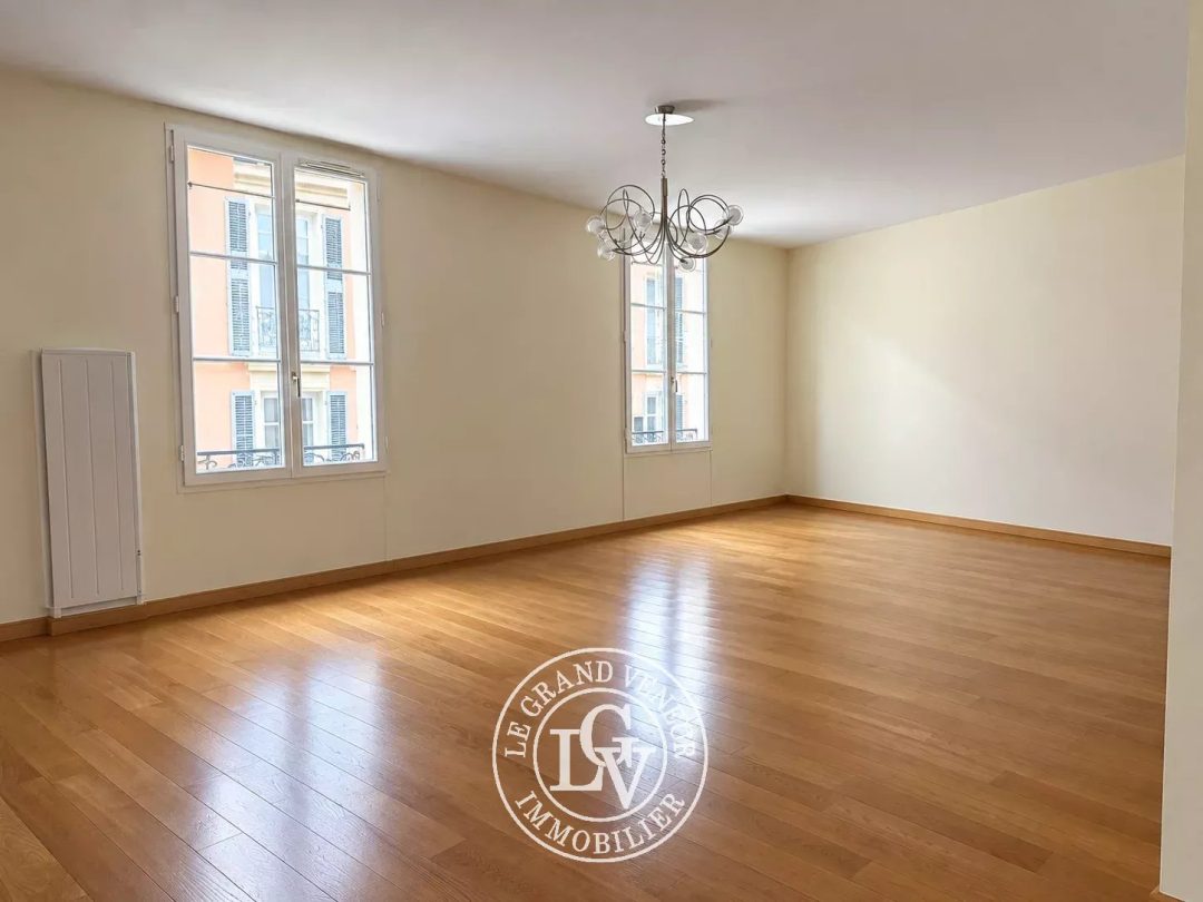 FONTAINEBLEAU – HYPER-CENTRE – APPARTEMENT FAMILIAL DE 106 M² AVEC ASCENSEUR, CAVE ET BOX