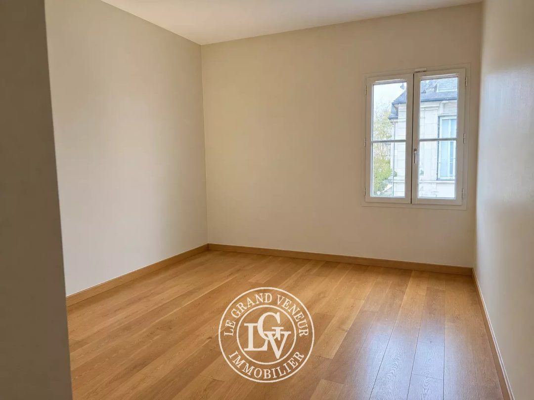 FONTAINEBLEAU – HYPER-CENTRE – APPARTEMENT FAMILIAL DE 106 M² AVEC ASCENSEUR, CAVE ET BOX