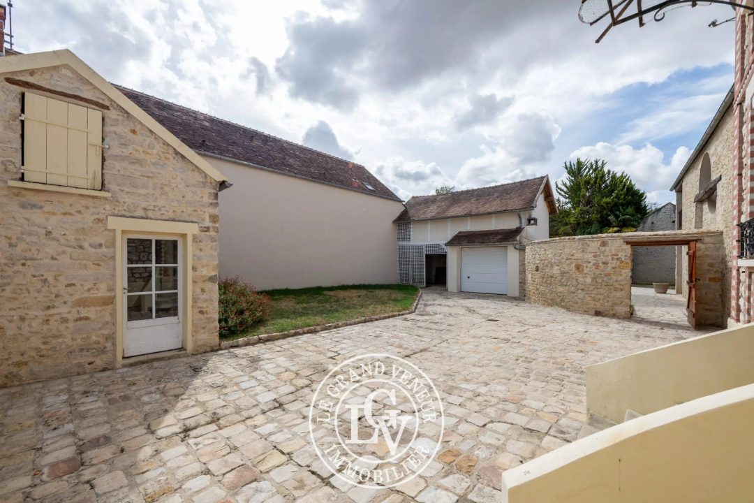 PROCHE FONTAINEBLEAU – PROPRIÉTÉ DE CARACTÈRE AVEC PISCINE ET MAISON DE GARDIEN SUR UN BEAU TERRAIN DE 5 500 M²