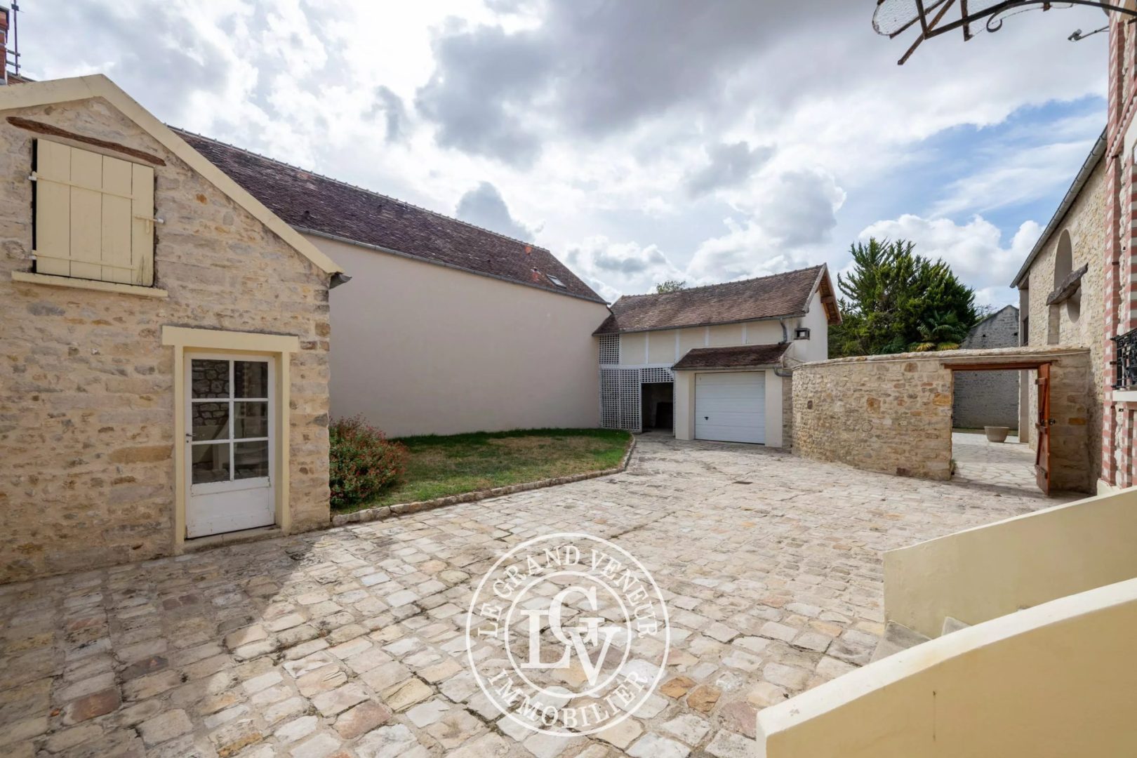 PROCHE FONTAINEBLEAU – PROPRIÉTÉ DE CARACTÈRE AVEC PISCINE ET MAISON DE GARDIEN SUR UN BEAU TERRAIN DE 5 500 M²