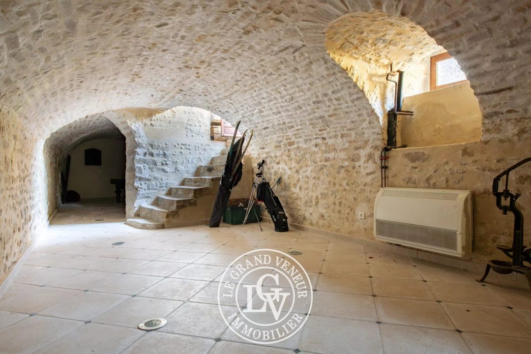 PROCHE FONTAINEBLEAU – PROPRIÉTÉ DE CARACTÈRE AVEC PISCINE ET MAISON DE GARDIEN SUR UN BEAU TERRAIN DE 5 500 M²