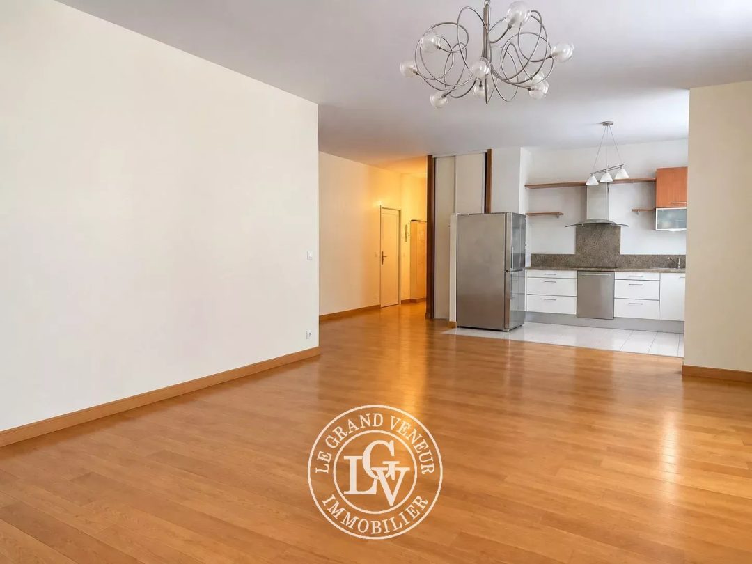 FONTAINEBLEAU – HYPER-CENTRE – APPARTEMENT FAMILIAL DE 106 M² AVEC ASCENSEUR, CAVE ET BOX