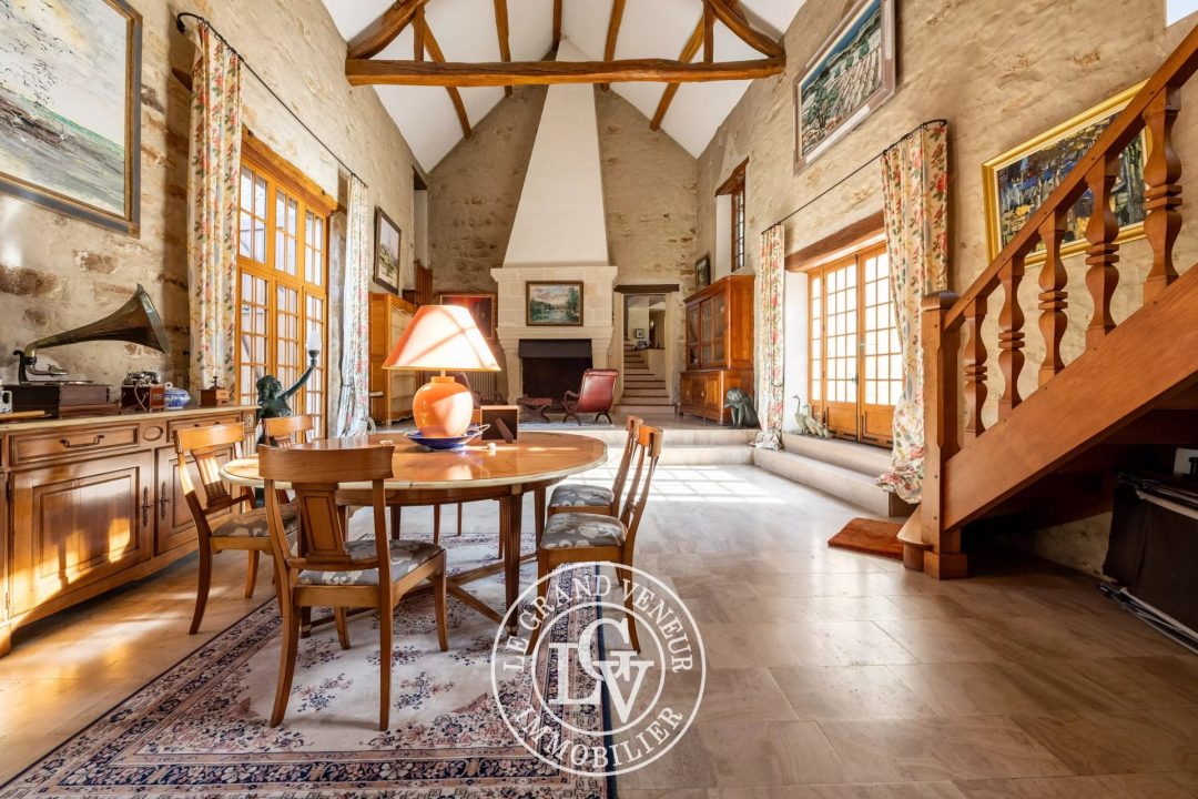PROCHE FONTAINEBLEAU – PROPRIÉTÉ DE CARACTÈRE AVEC PISCINE ET MAISON DE GARDIEN SUR UN BEAU TERRAIN DE 5 500 M²