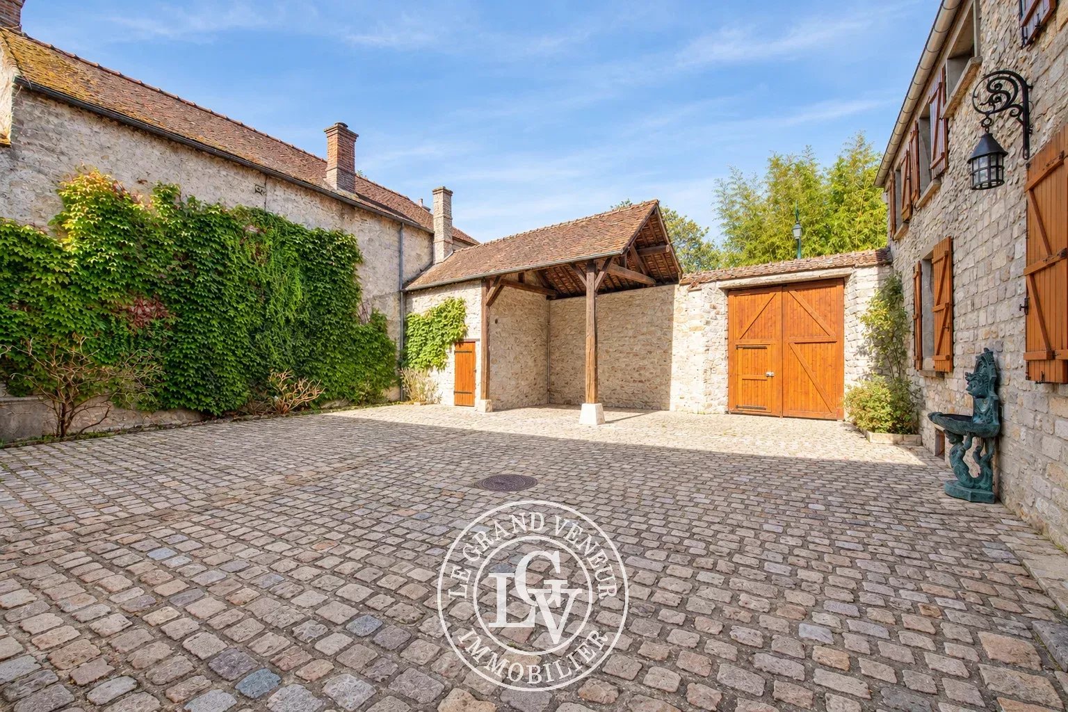 PROCHE FONTAINEBLEAU – PROPRIÉTÉ DE CARACTÈRE AVEC PISCINE ET MAISON DE GARDIEN SUR UN BEAU TERRAIN DE 5 500 M²
