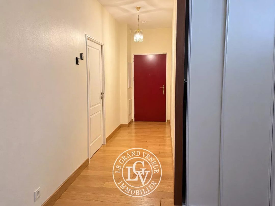 FONTAINEBLEAU – HYPER-CENTRE – APPARTEMENT FAMILIAL DE 106 M² AVEC ASCENSEUR, CAVE ET BOX