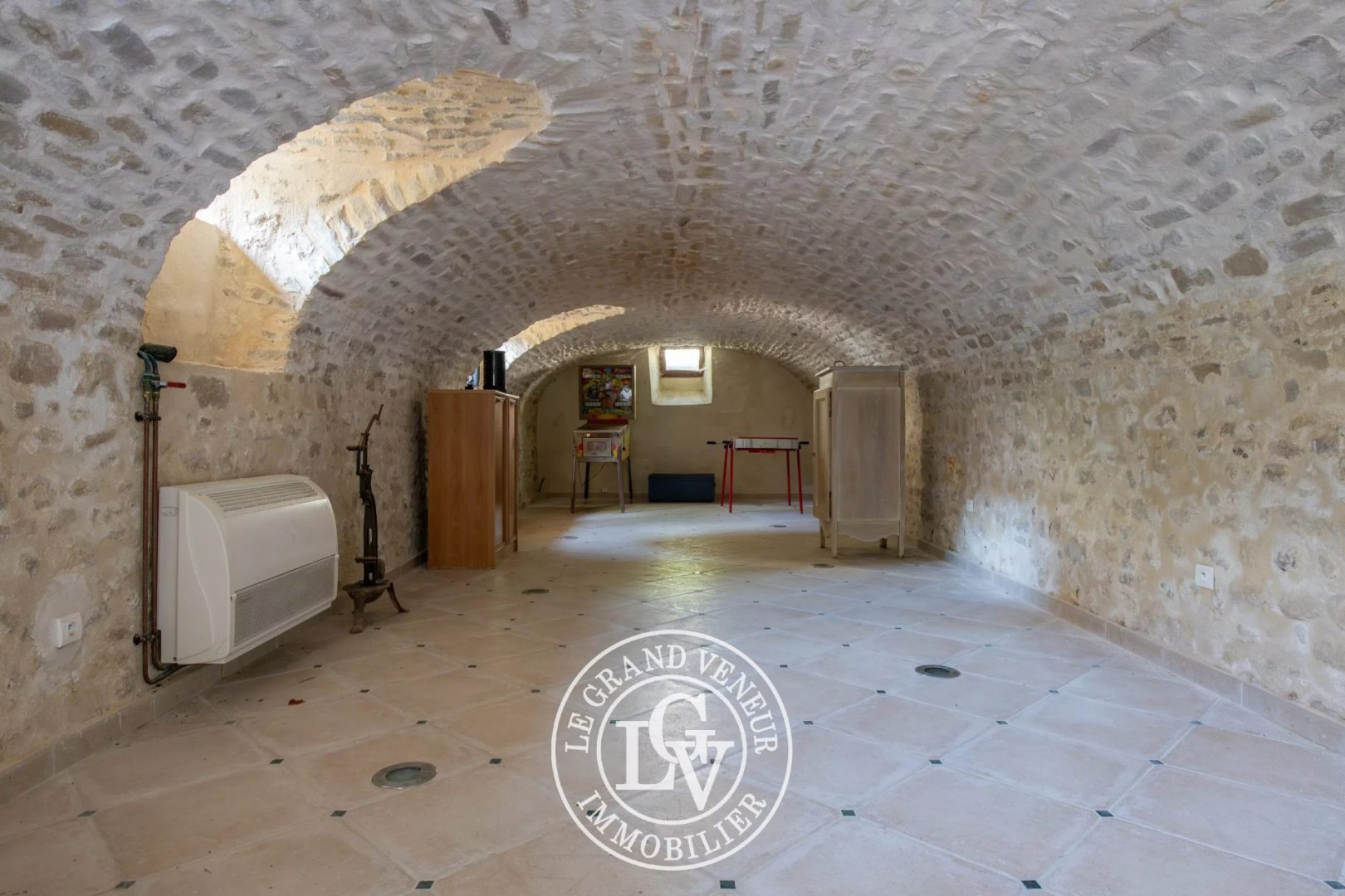 PROCHE FONTAINEBLEAU – PROPRIÉTÉ DE CARACTÈRE AVEC PISCINE ET MAISON DE GARDIEN SUR UN BEAU TERRAIN DE 5 500 M²