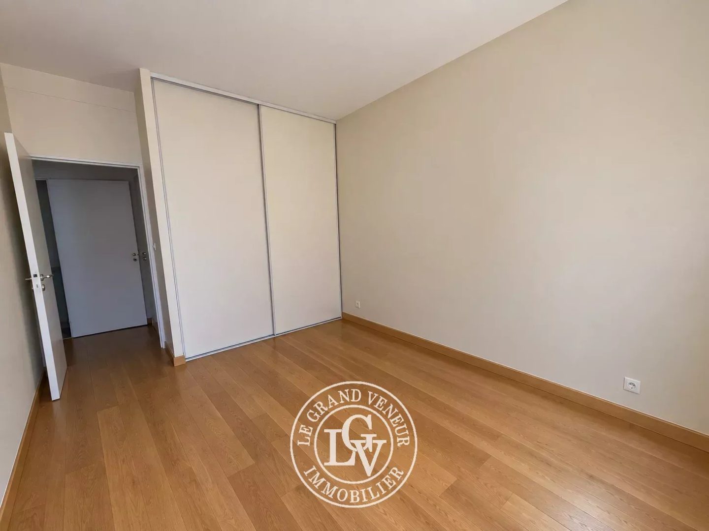FONTAINEBLEAU – HYPER-CENTRE – APPARTEMENT FAMILIAL DE 106 M² AVEC ASCENSEUR, CAVE ET BOX
