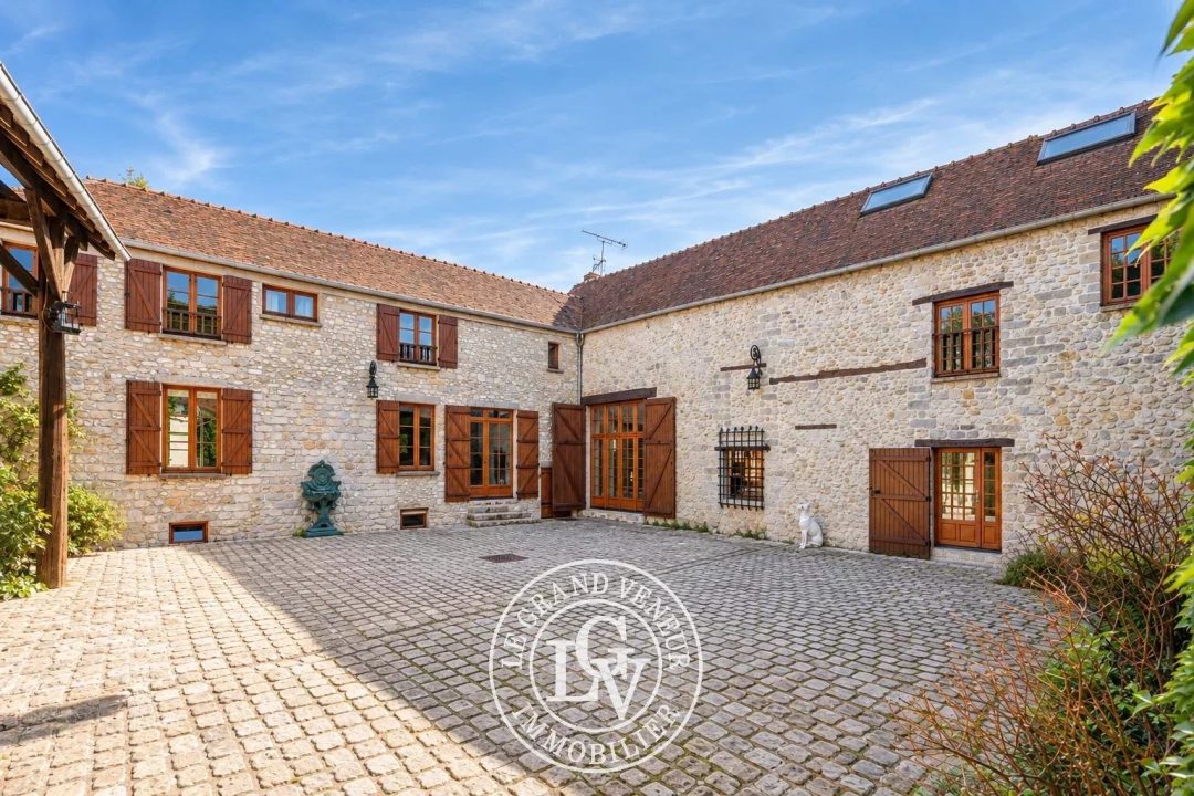 PROCHE FONTAINEBLEAU – PROPRIÉTÉ DE CARACTÈRE AVEC PISCINE ET MAISON DE GARDIEN SUR UN BEAU TERRAIN DE 5 500 M²