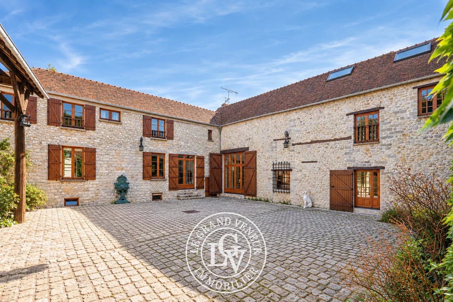 PROCHE FONTAINEBLEAU – PROPRIÉTÉ DE CARACTÈRE AVEC PISCINE ET MAISON DE GARDIEN SUR UN BEAU TERRAIN DE 5 500 M²