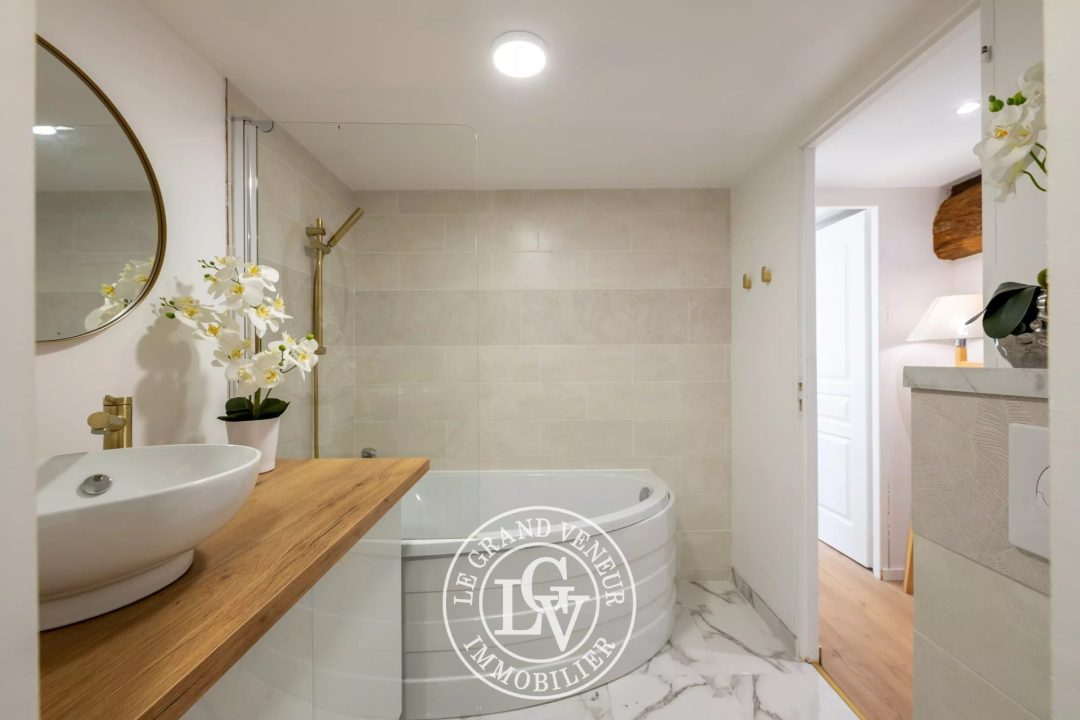 BOISSETTES –  DEUX PIÈCES RÉNOVÉES EN DUPLEX – COUR ET STATIONNEMENTS PRIVATIFS