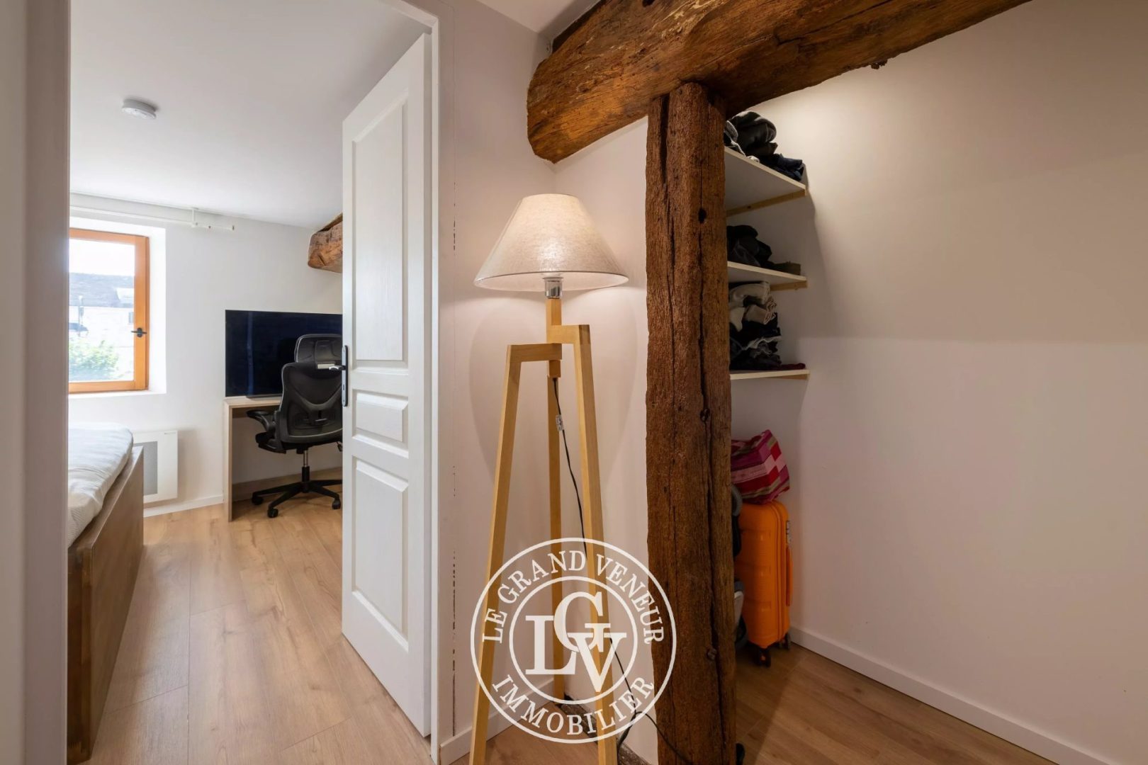 BOISSETTES – DEUX PIÈCES RÉNOVÉES EN DUPLEX – COUR ET STATIONNEMENTS PRIVATIFS