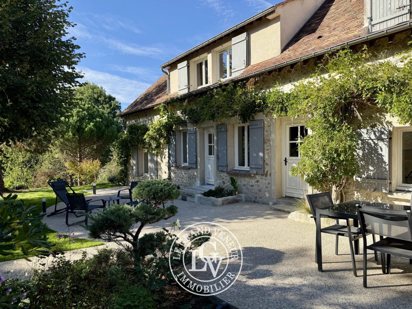 FONTAINE-LE-PORT – MAISON DE CHARME DE 176 M² AVEC DÉPENDANCE ET TERRAIN DE 2 005 M²