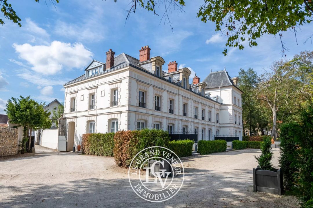 SAINT FARGEAU-PONTHIERRY –  DEUX PIÈCES RÉNOVÉES EN DUPLEX – COUR ET STATIONNEMENTS PRIVATIFS