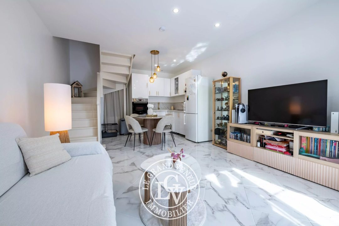 BOISSETTES –  DEUX PIÈCES RÉNOVÉES EN DUPLEX – COUR ET STATIONNEMENTS PRIVATIFS