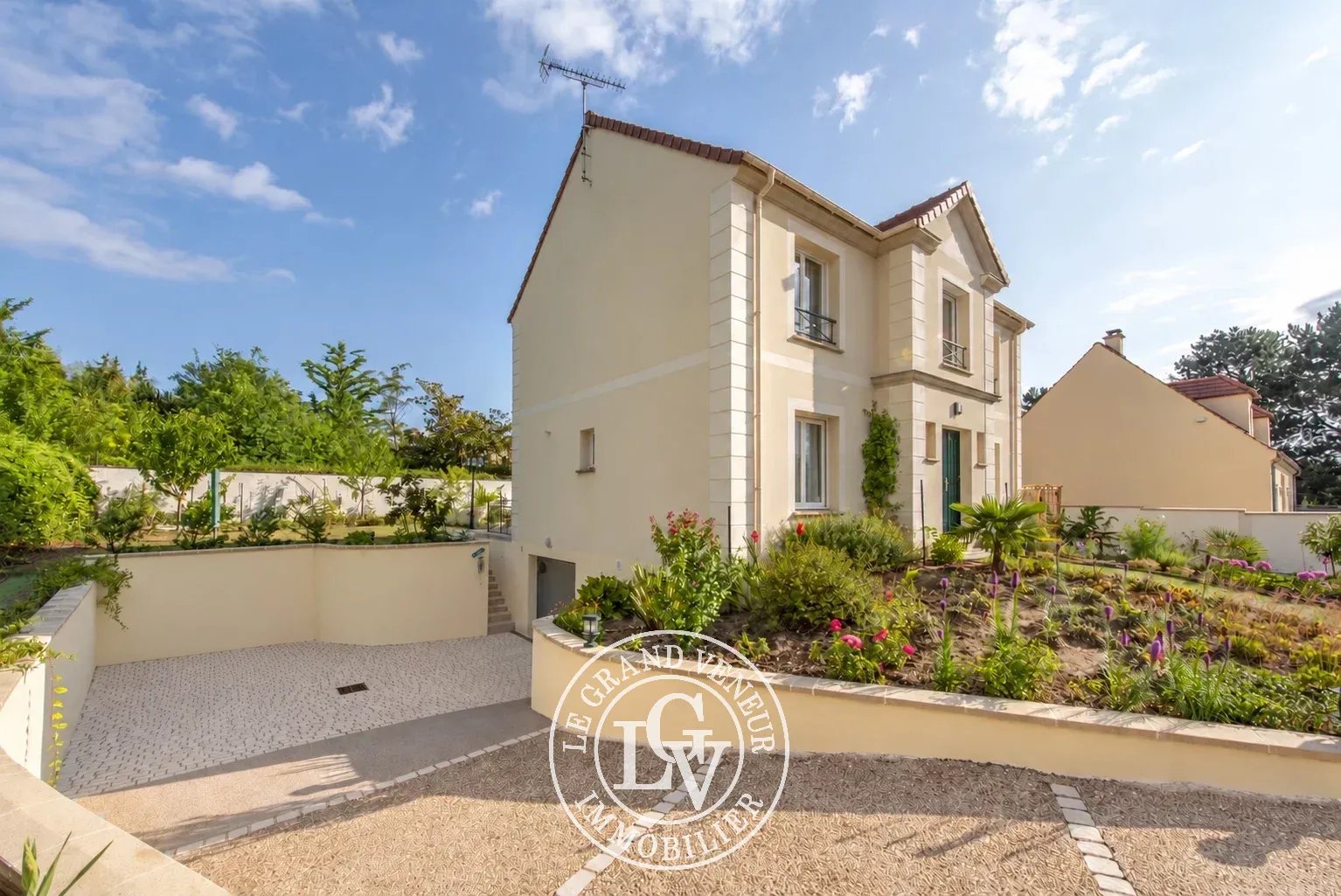 MORET SUR LOING – MAISON FAMILIALE, SOUS SOL TOTAL AVEC PISCINE